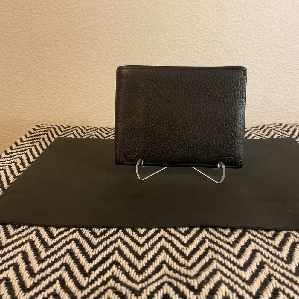 TUMI - Men’s Billfold Leather Wallet.